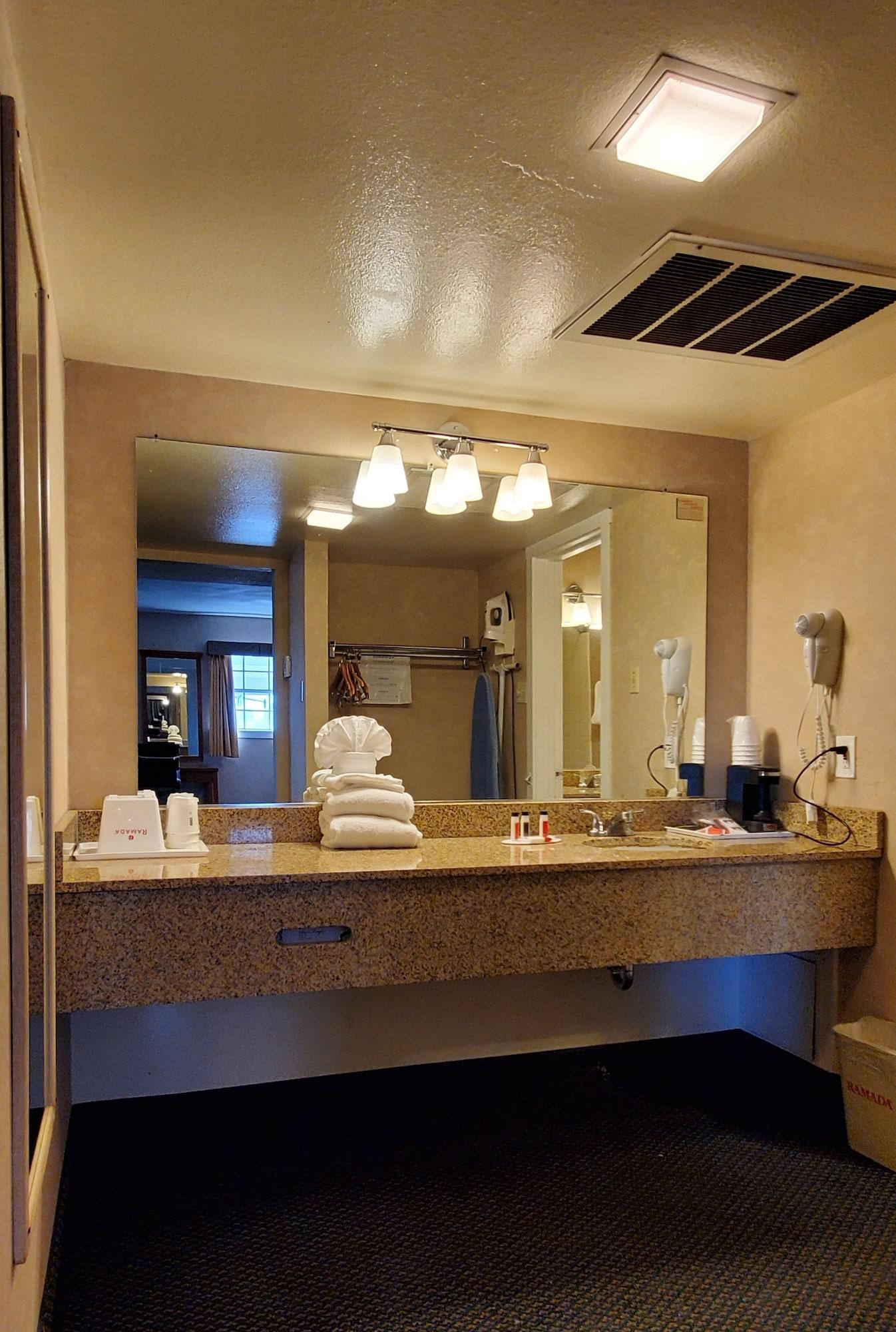 Ramada By Wyndham Flagstaff East Hotel Kültér fotó
